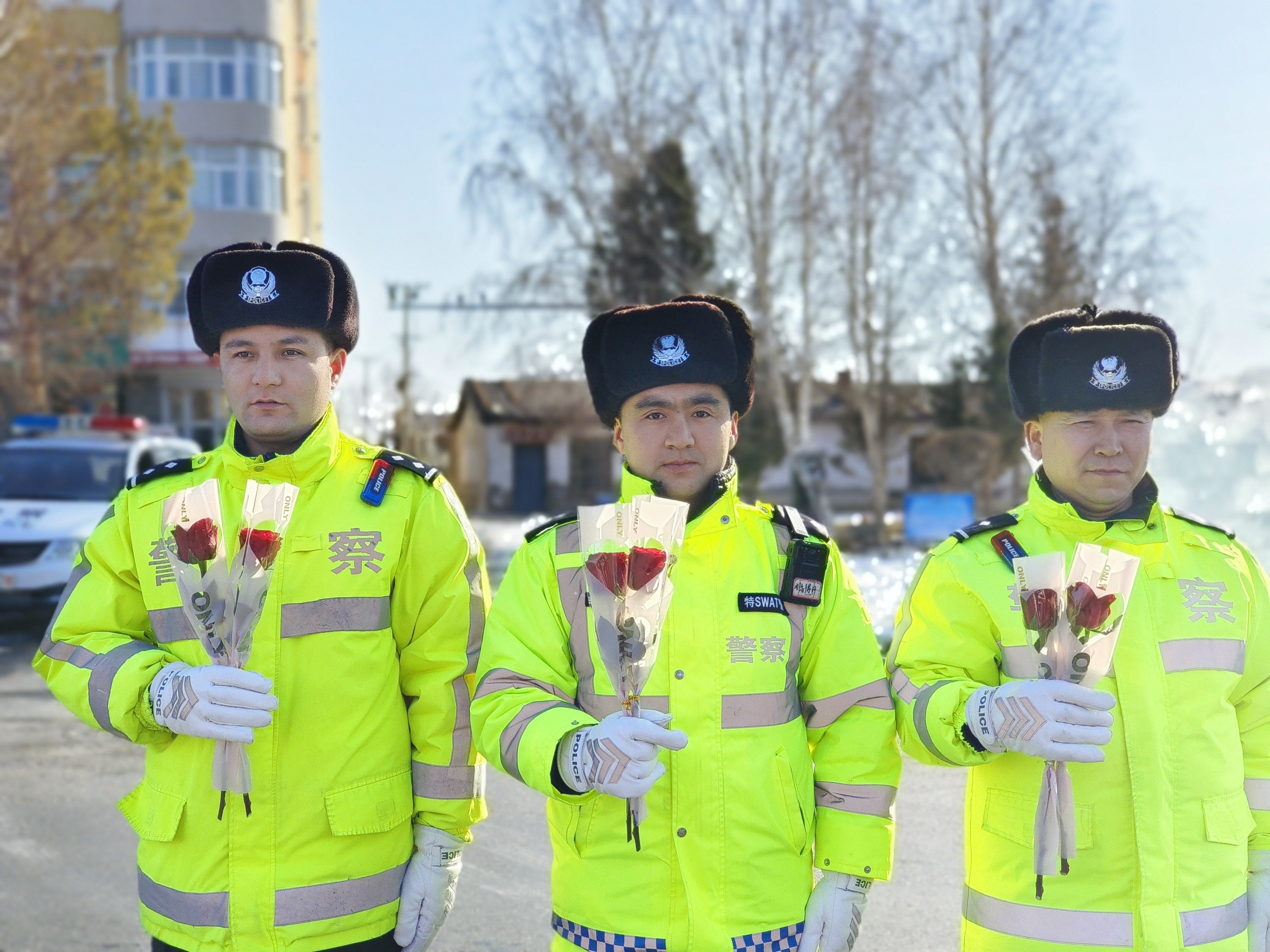民警为遵纪守法的驾驶员准备鲜花.jpg