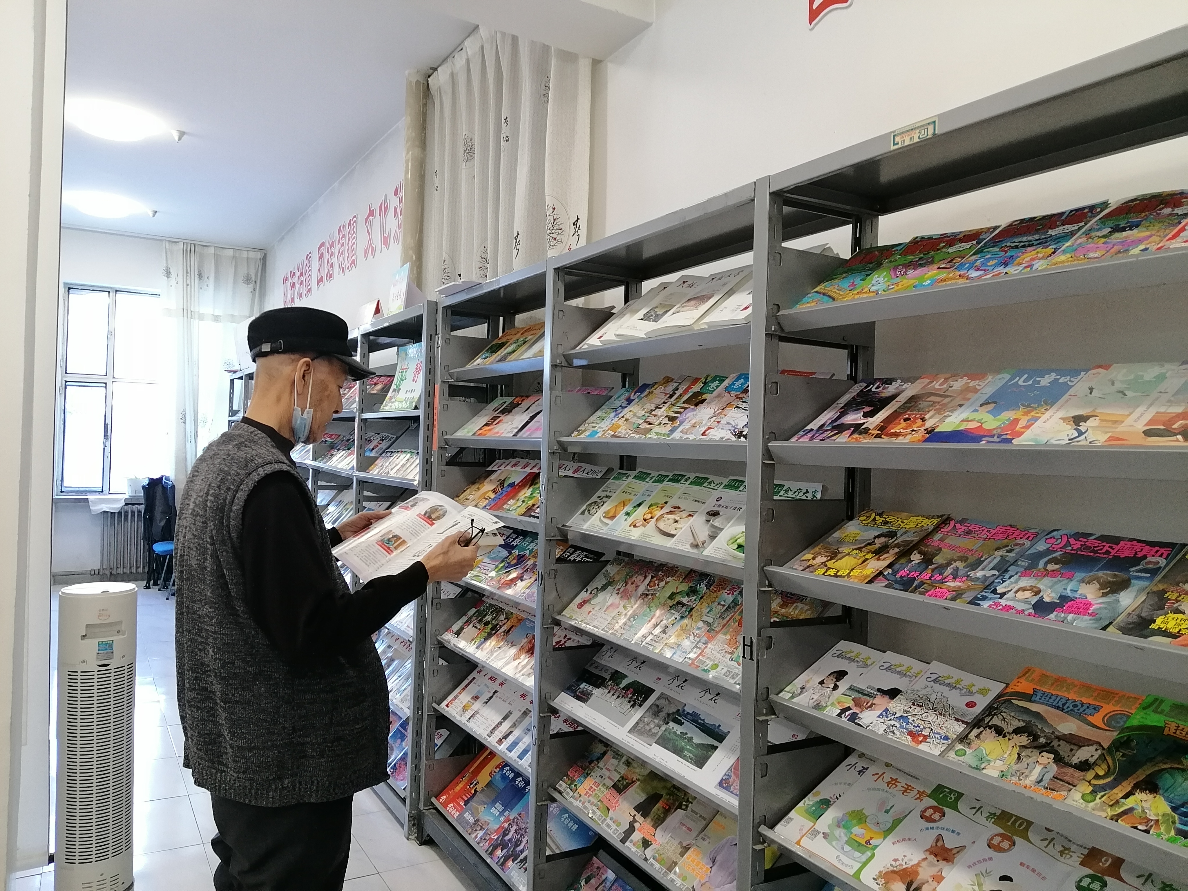 张克奈在市图书馆二楼阅览室看书场景-1